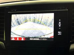 【バックカメラ】駐車時に後方がリアルタイム映像で確認できます。大型商業施設や立体駐車場での駐車時や、夜間のバック時に大活躍！運転スキルに関わらず、今や必須となった装備のひとつです！