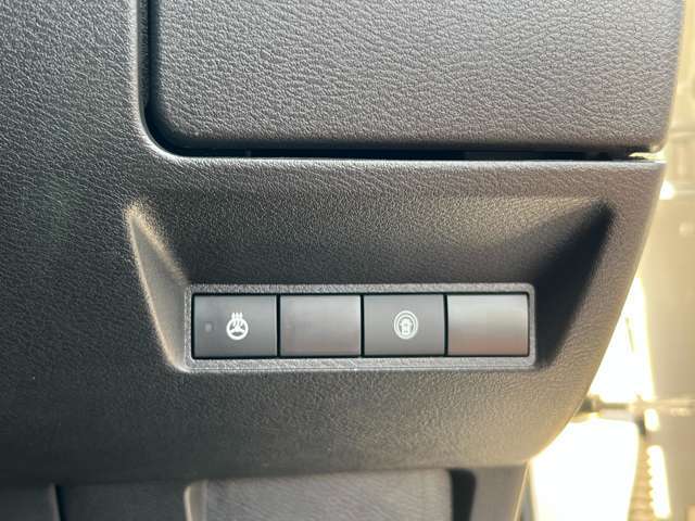 ステアリングヒータースイッチがついています。これで手元も温かいですね。