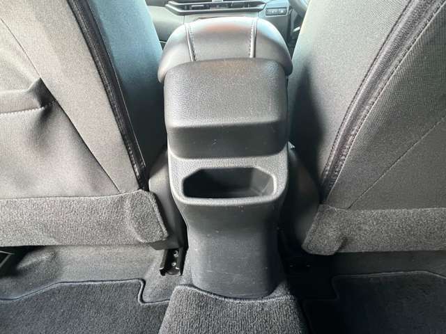 運転席と助手席の間に小さな収納スペースがあります。