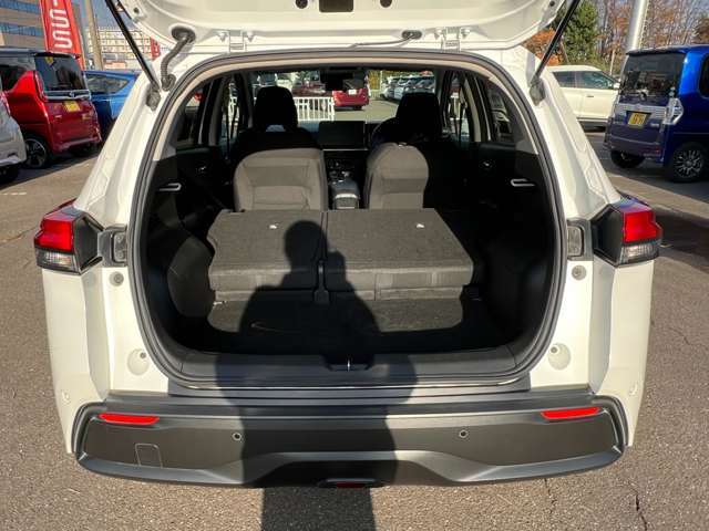 後ろの両席倒すと広々としています。