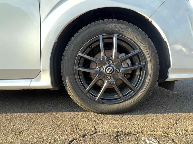 夏タイヤは純正アルミホイールがついています。
