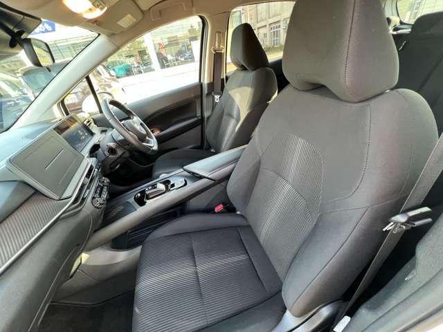 助手席もゆったりとしてドライブを楽しめますね！！