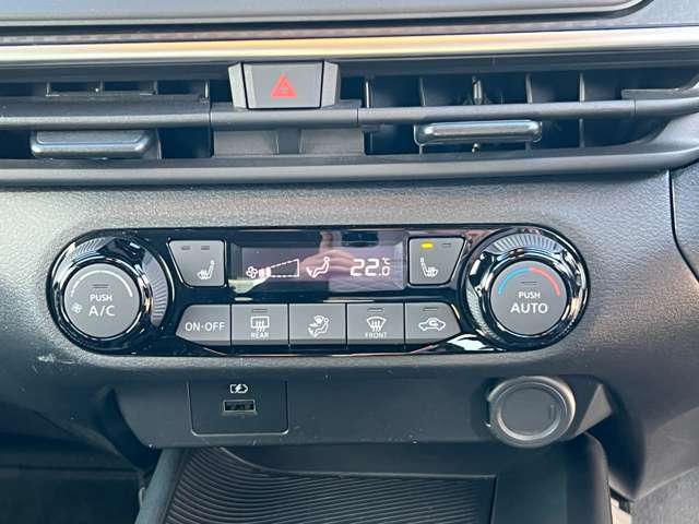 オートエアコン付き。シートヒーターが付いているので寒い冬に大活躍です。
