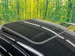 【サンルーフ】開放感たっぷりの希少装備、サンルーフが装着されています！車内に明かりを取り入れたり景色を楽しむ以外にも、車内の空気も簡単に換気できて快適です！