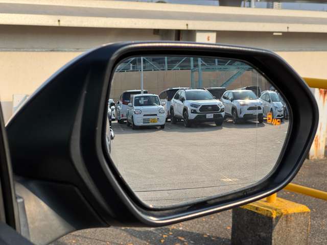 【ブラインドスポットモニター】ミラーに映らない死角に車両がいる場合、サイドミラーに設置されたマーカーが光って危険をお知らせします！他にも安全装置が多数装備されたおりますので、是非ご来店くださいませ！