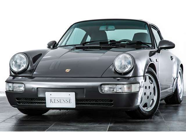 機械としての美しさが残る964カレラ4。走らせてこそ本領を発揮する一台です。