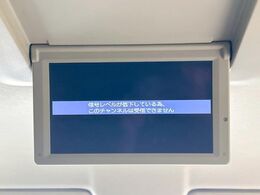 【フリップダウンモニター】大画面モニターで後席でもエンタメをお楽しみいただけます。小さなお子様にも大人気の装備です♪