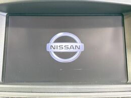 【純正ナビ】人気の純正ナビを装備しております。ナビの使いやすさはもちろん、オーディオ機能も充実！キャンプや旅行はもちろん、通勤や買い物など普段のドライブも楽しくなるはず♪