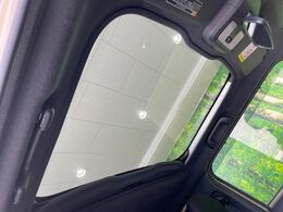 【ガラスルーフ】ガラスルーフ搭載で車内の解放感が一気にアップ！開放的なドライブをお楽しみいただけます。