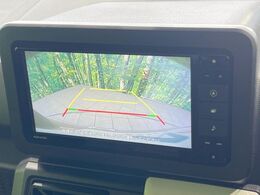 【バックカメラ】駐車時に後方がリアルタイム映像で確認できます。大型商業施設や立体駐車場での駐車時や、夜間のバック時に大活躍！運転スキルに関わらず、今や必須となった装備のひとつです！