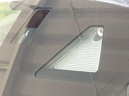 【スマートシティブレーキサポート】低速走行中に前方の車両等を認識し、衝突しそうな時は警報とブレーキで衝突回避と被害軽減をアシスト。より安全にドライブをお楽しみいただけます。