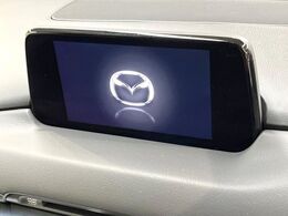 【マツダコネクトナビ】車内の雰囲気にマッチした一体型タイプのナビ。各種車輌設定やBluetooth再生等、様々な機能が楽しめます。直感的なダイヤル操作が可能で、使い勝手も良好です。
