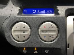 【オートエアコン】一度お好みの温度に設定すれば、車内の温度を検知し風量や温度を自動で調整。暑い…寒い…と何度もスイッチ操作をする必要はありません。快適な車内空間には必須の機能ですね♪