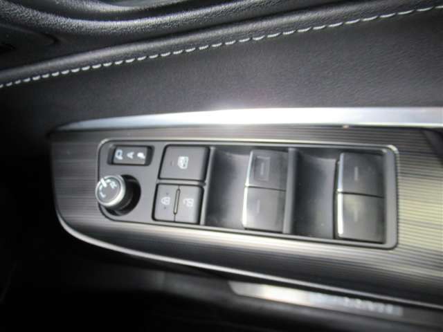 電動格納式ドアミラーがカギの開閉で格納したりします。