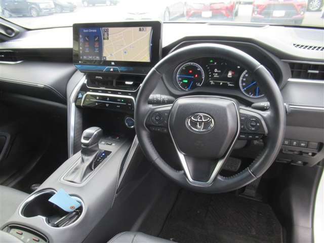 視界が広く、インパネシフトですっきりとした空間が運転がしやすく居心地が良い運転席です