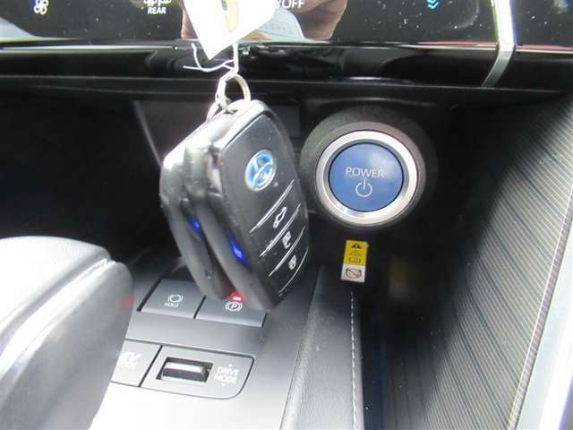 スマートエントリー＆プッシュスタートを装備しております。カギをかばんに入れたまま乗り降り！発進ができます！重い荷物を持ったままカギを探すのは大変じゃないですか？これはドアハンドルを握るだけ！