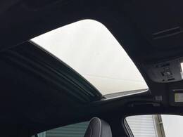 【ムーンルーフ】開放感たっぷりの希少装備、ムーンルーフが装着されています！車内に明かりを取り入れたり景色を楽しむ以外にも、車内の空気も簡単に換気できて快適です！