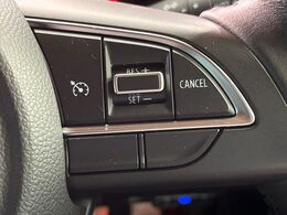 【クルーズコントロール】高速道路もラクラク走行。アクセルを離しても一定速度で走行ができ、長距離運転時の負担を軽減！加速・減速も簡単なスイッチ操作で調整できます。