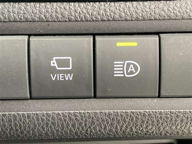 見通しの悪い交差点などの走行では「パノラミックビュー」で車両前方から広範囲の映像を写します。バックで駐車をするときには、同時に「バックビュー」も表示させることで、確認しずらい後方の安全確認が可能に。