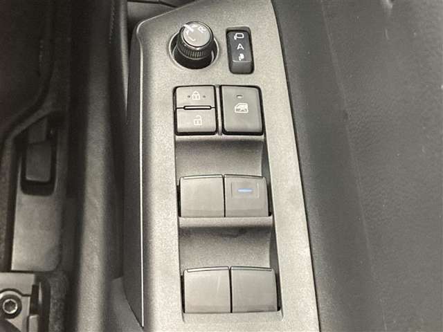 もちろん、パワーウインドウもついております。ワンタッチで窓の開閉が可能です！