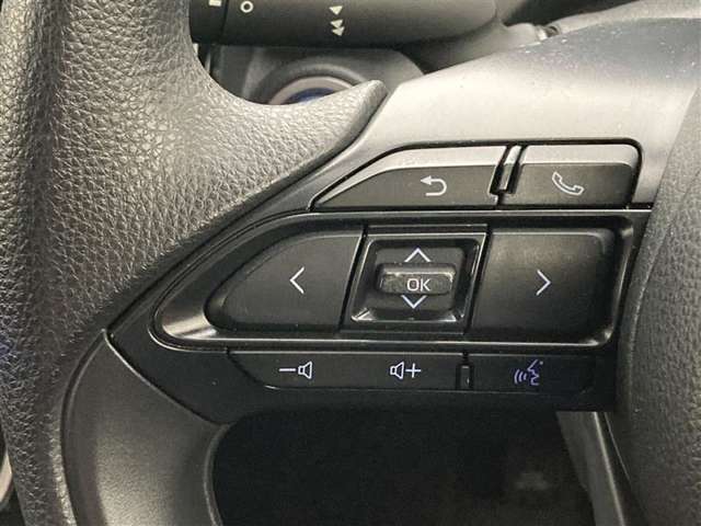 運転中、オーディオの操作をしてて、ハッとしたことはありませんか？ステアリングスイッチは、運転中でもハンドルでオーディオの操作が可能です。安全なドライブをサポートします。