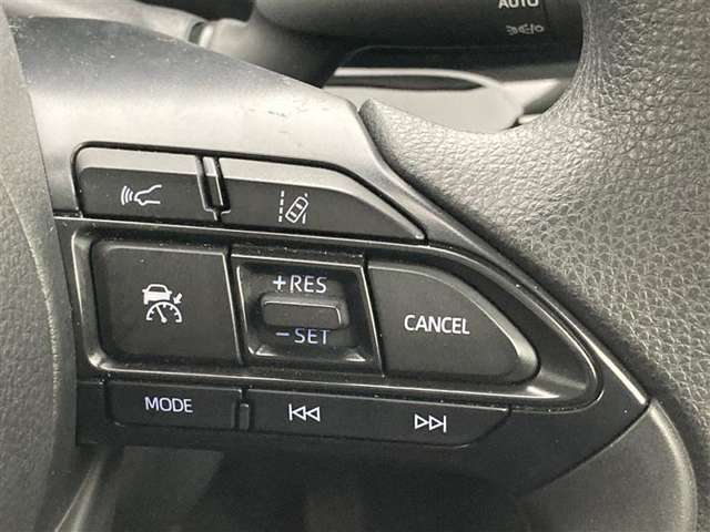 前方の車との車間を設定し、スピードを上げたり緩めたりを自動で行ってくれる追尾式の「レーダークルーズ」。上級装備の一つです！高級車にしかつかない嬉しい機能です。