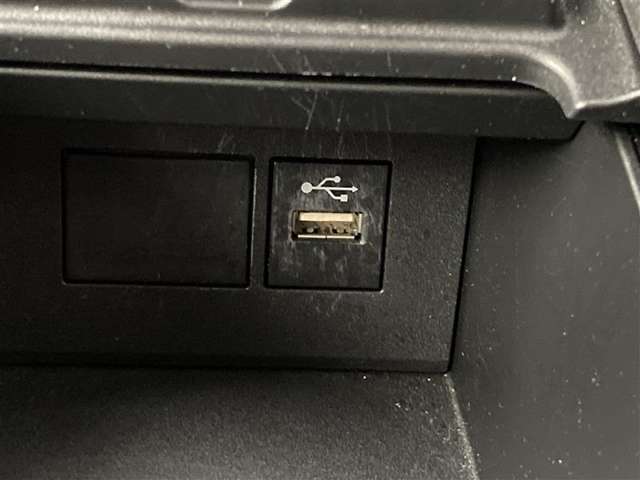 こちらのクルマはUSB接続コネクタも装備されています♪