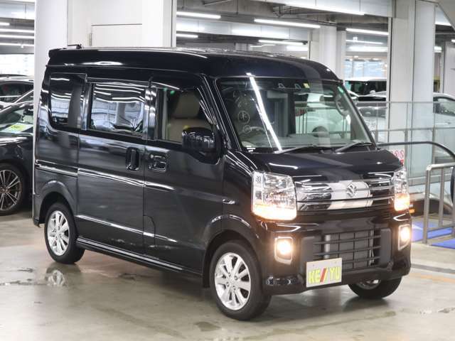 雨が降ってもゆったりと車選びができる全天候型立体展示場！エスカレーター完備！
