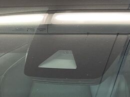 【トヨタセーフティセンス】走行中に前方の車両等を認識し、衝突しそうな時は警報とブレーキで衝突回避と被害軽減をアシスト。より安全にドライブをお楽しみいただけます。