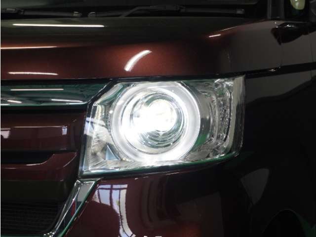 【ヘッドライト】省電力で長寿命の明るく運転しやすいLEDヘッドランプです。明るく照らすので暗い夜道からお客様を守ってくれます。