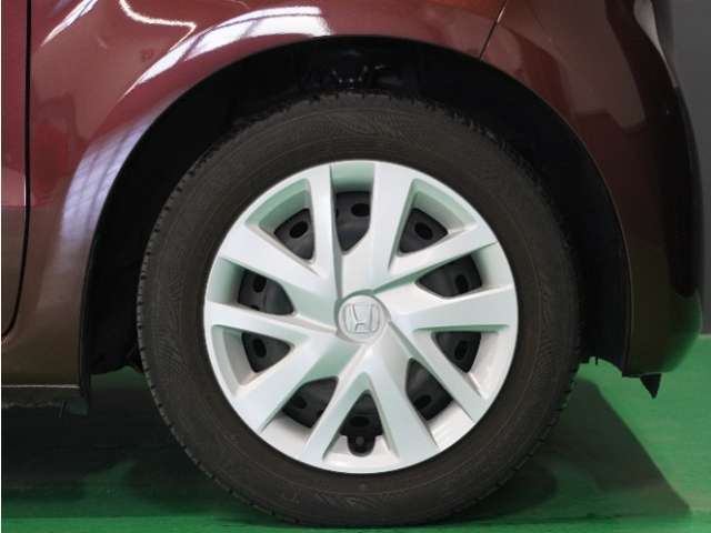 【ホイールキャップ】車に良く似合う純正ホイールキャップが装備されています。ノーマルタイヤ、スタッドレスタイヤもホンダカーズ鳥取にお任せください。