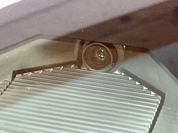 【ホンダセンシング】走行中に前方の車両等を認識し、衝突しそうな時は警報とブレーキで衝突回避と被害軽減をアシスト。より安全にドライブをお楽しみいただけます。