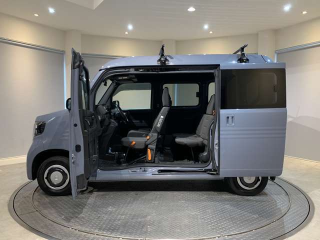 助手席側はピラーレスで開口部も1580mmと広々☆