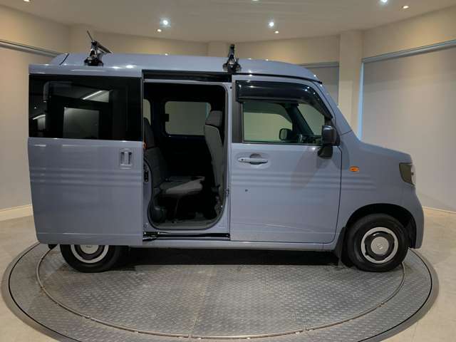 両側スライドドアで乗り降りも便利！