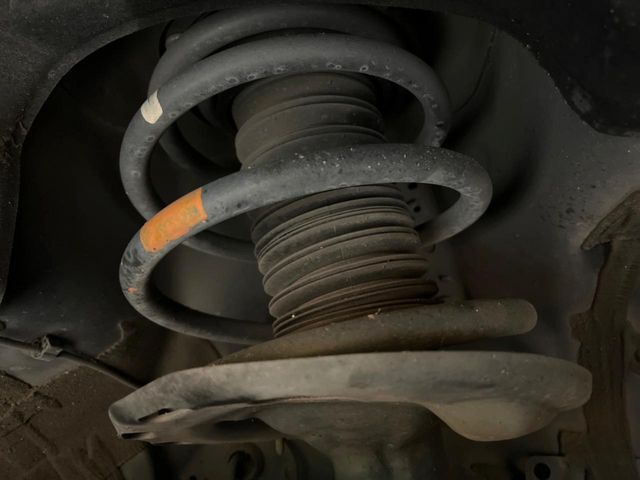 お車を安心してお乗りいただく為には、足回りの定期点検が欠かせません。サービスサポート（有償保証）では無料点検もご提供しており、安心のカーライフをお過ごしいただけるサポート体制が整っています。