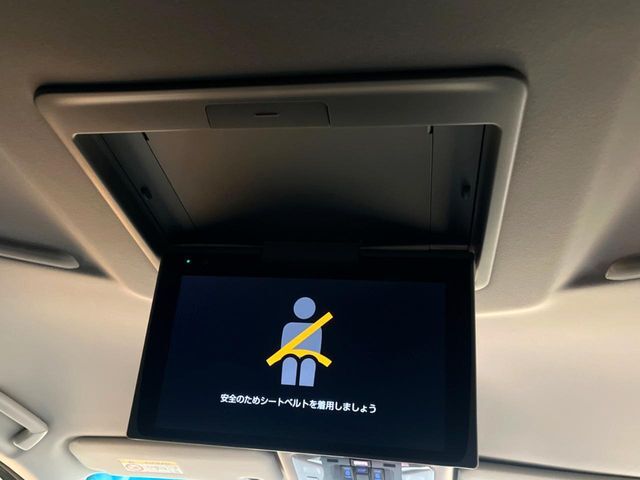 【フリップダウンモニター】大画面モニターで後席でもエンタメをお楽しみいただけます。小さなお子様にも大人気の装備です♪