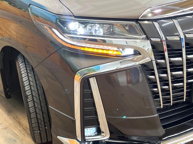 【LEDヘッドライト】悪天候や夜間走行時も良好な視界を確保し安心して運転できる高輝度LEDヘッドライトを装備！点灯速度が早く、消費電力も抑えられています。