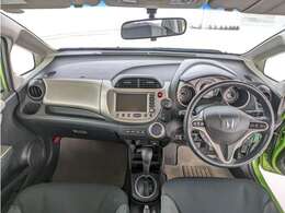 革巻のステアリングやシャンパンメタリック塗装のパネル、クロームメッキ加飾などで質感を向上。10th記念車専用ステッチやカラー内装も特徴です。