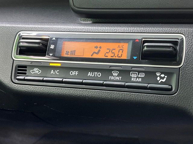 【オートエアコン】一度お好みの温度に設定すれば、車内の温度を検知し風量や温度を自動で調整。暑い…寒い…と何度もスイッチ操作をする必要はありません。快適な車内空間には必須の機能ですね♪
