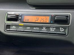 【オートエアコン】一度お好みの温度に設定すれば、車内の温度を検知し風量や温度を自動で調整。暑い…寒い…と何度もスイッチ操作をする必要はありません。快適な車内空間には必須の機能ですね♪