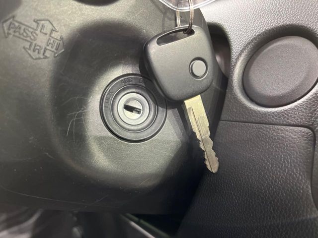 【キーレス】少し離れた場所からでもボタン一つでドアの開錠・施錠ができるのでとっても便利！ドアの鍵穴周りに傷をつけることもありません♪