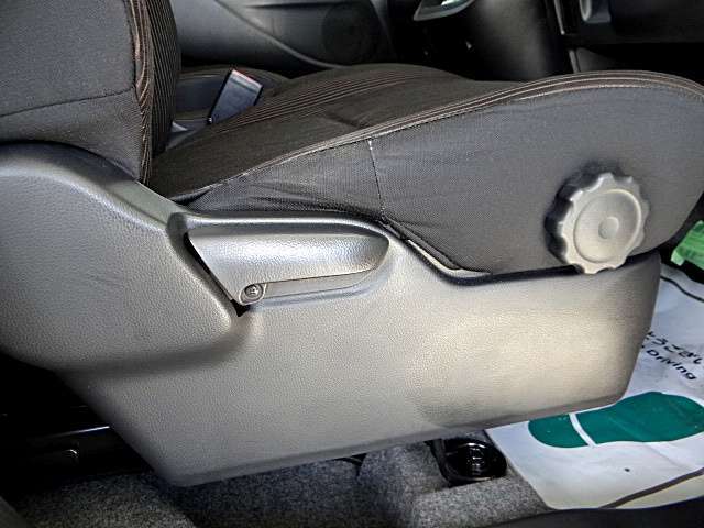 シートリフター装備で座面の上下調整が可能です