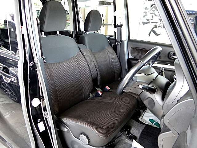 綺麗にクリーニングされた室内。当店はクリーニング専門員が1台1台丁寧にクリーニングを施工しております。是非とも他店の商品と見比べてください。