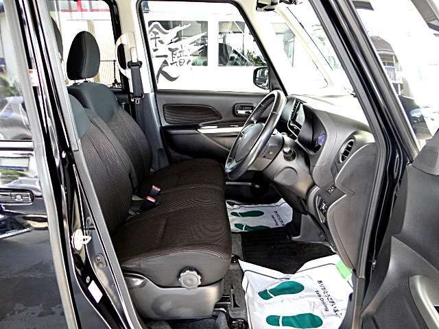 綺麗にクリーニングされた室内。当店はクリーニング専門員が1台1台丁寧にクリーニングを施工しております。是非とも他店の商品と見比べてください。