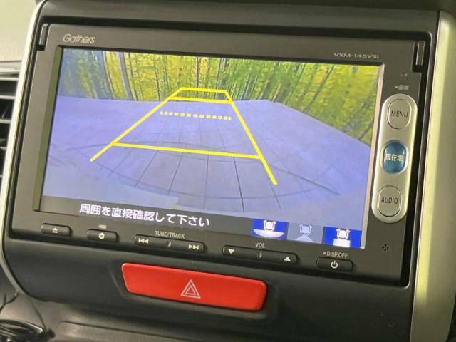 【バックカメラ】駐車時に後方がリアルタイム映像で確認できます。大型商業施設や立体駐車場での駐車時や、夜間のバック時に大活躍！運転スキルに関わらず、今や必須となった装備のひとつです！