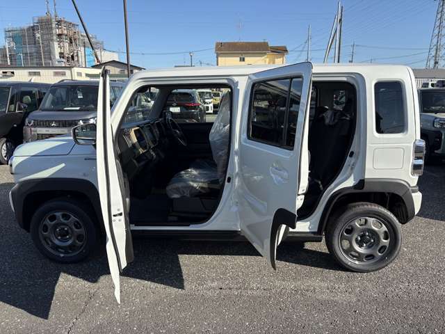 ☆当店商品の特徴☆　登録がされているお車で走行距離は10キロほどで誰も乗っていない車です！展示車はキズが付いてしまう場合もあるので直接ご確認くださいませ。