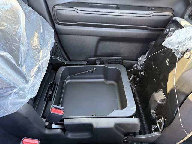 ☆ご納車前準備☆　お客様の安心安全の為にご納車前の準備にも力を入れております！ 整備士と営業が連携して確認しております。中古車は修復歴がないか・内外装の清掃・部品の確認交換をしています