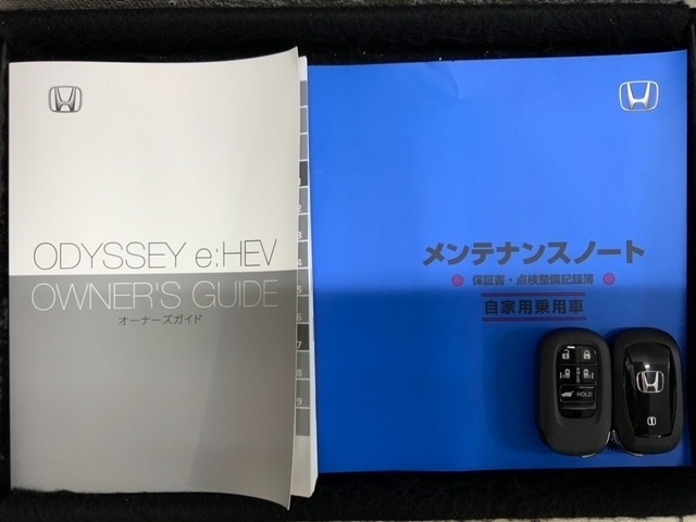 スマートキーは鍵をバッグに入れたままでもドアロックの開閉やエンジンのON・OFFができます。夜間や雨の日も鍵を探さなくて良いので便利です。