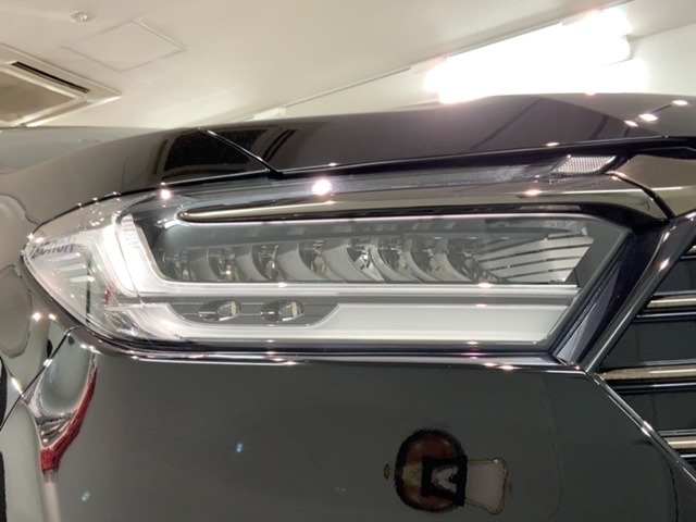 LEDヘッドライトは、点灯の瞬間から最大光量を発揮し、突然暗くなるトンネルなどでの安定感を高めます。