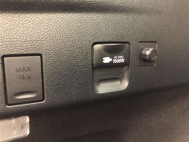 ラゲージスペース左側にはアクセサリーコンセント(AC100V・1500W)が設置されています。電化製品にも使用可能です。レジャーや非常時など電源の確保が必要な場面で活躍します！